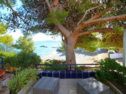 Seaside Townhouse with Direct Beach Access, Stunning Views & Terrace