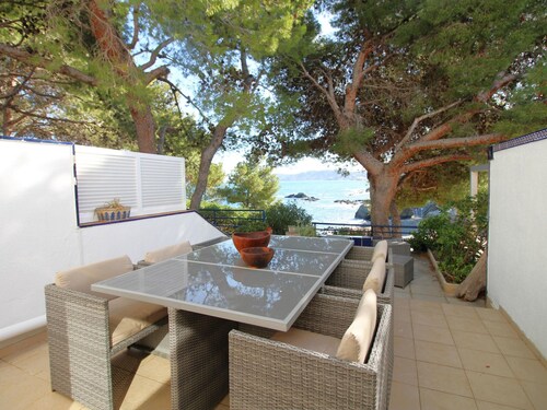 Maison bord de mer à Llançà avec accès direct à la plage, terrasses et parking.