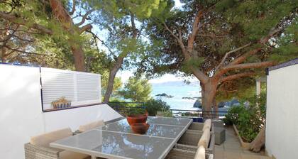 Maison bord de mer à Llançà avec accÚs direct à la plage, terrasses et parking.