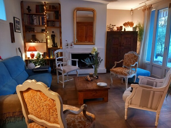 Téléviseur, lecteur de DVD, table de ping-pong, livres