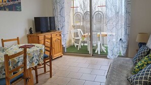 TV - Beachside 2-BR Apartment for 5 with Private Parking & Terrace in Marseillan (Marseillan-Plage)