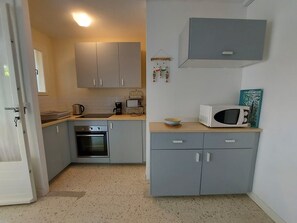 Fridge, microwave, oven, stovetop - Cozy Ground Floor Apartment for 4, 500m from Beach, Terrace, Fully Equipped Kitchen (Marseillan-Plage)