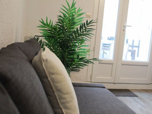 Spacious 3-Room Apartment with AC, Terrace, Parking & BBQ - Sleeps 6