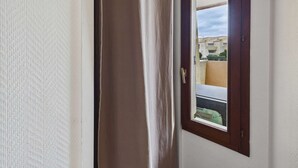 Eine Tür mit Blick auf einen Balkon und ein Gebäude im Hintergrund.