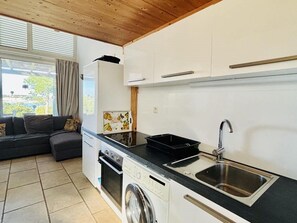 Kylskåp, mikrovågsugn, ugn och spishäll