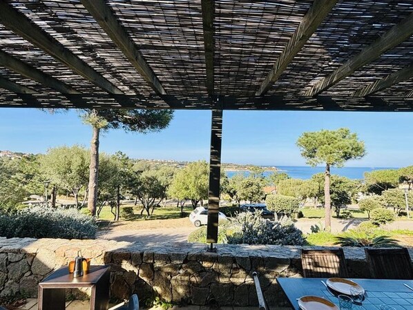 Outdoor dining - 2-room Air-Conditioned Apartment with Terrace 350m from the Beach (Lumio)