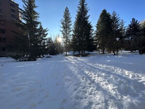 Property grounds - Cozy Studio with Balcony, Sleeps 3, Near Slopes and Amenities (La Salle-les-Alpes)