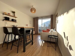 TV - Cozy Studio with Balcony, Sleeps 3, Near Slopes and Amenities (La Salle-les-Alpes)