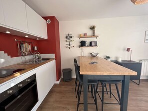 Fridge, oven, stovetop, coffee/tea maker