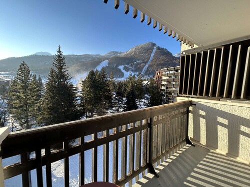 Cozy Studio with Balcony, Sleeps 3, Near Slopes and Amenities