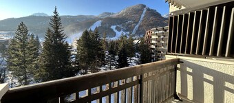 Cozy Studio with Balcony, Sleeps 3, Near Slopes and Amenities