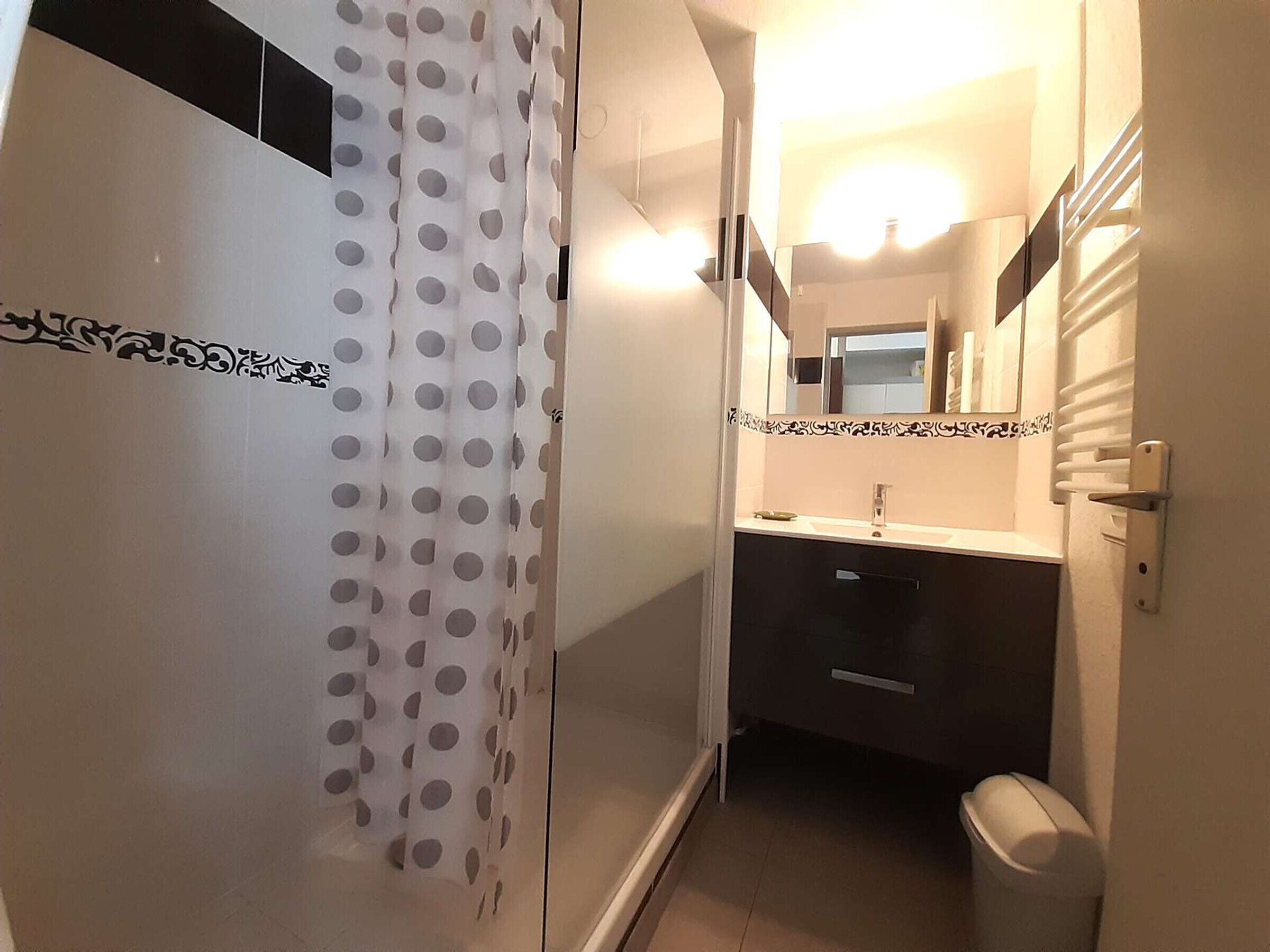 Ein Badezimmer mit Dusche, Waschbecken und Toilette.