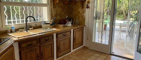 Mikrowelle, Ofen, Herdplatte, Geschirrspüler