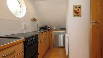 Cottage | Private kitchen | Fridge, dishwasher, electric kettle, toaster