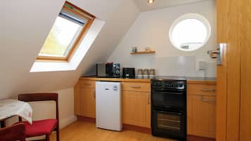 Cottage | Private kitchen | Fridge, dishwasher, electric kettle, toaster
