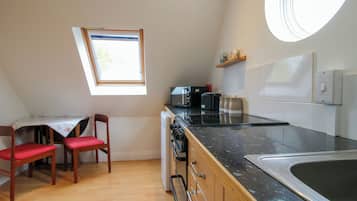 Cottage | Private kitchen | Fridge, dishwasher, electric kettle, toaster