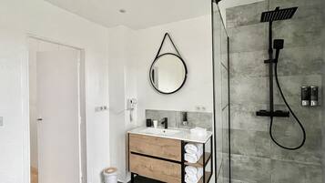 Douche, sèche-cheveux, serviettes fournies, savon
