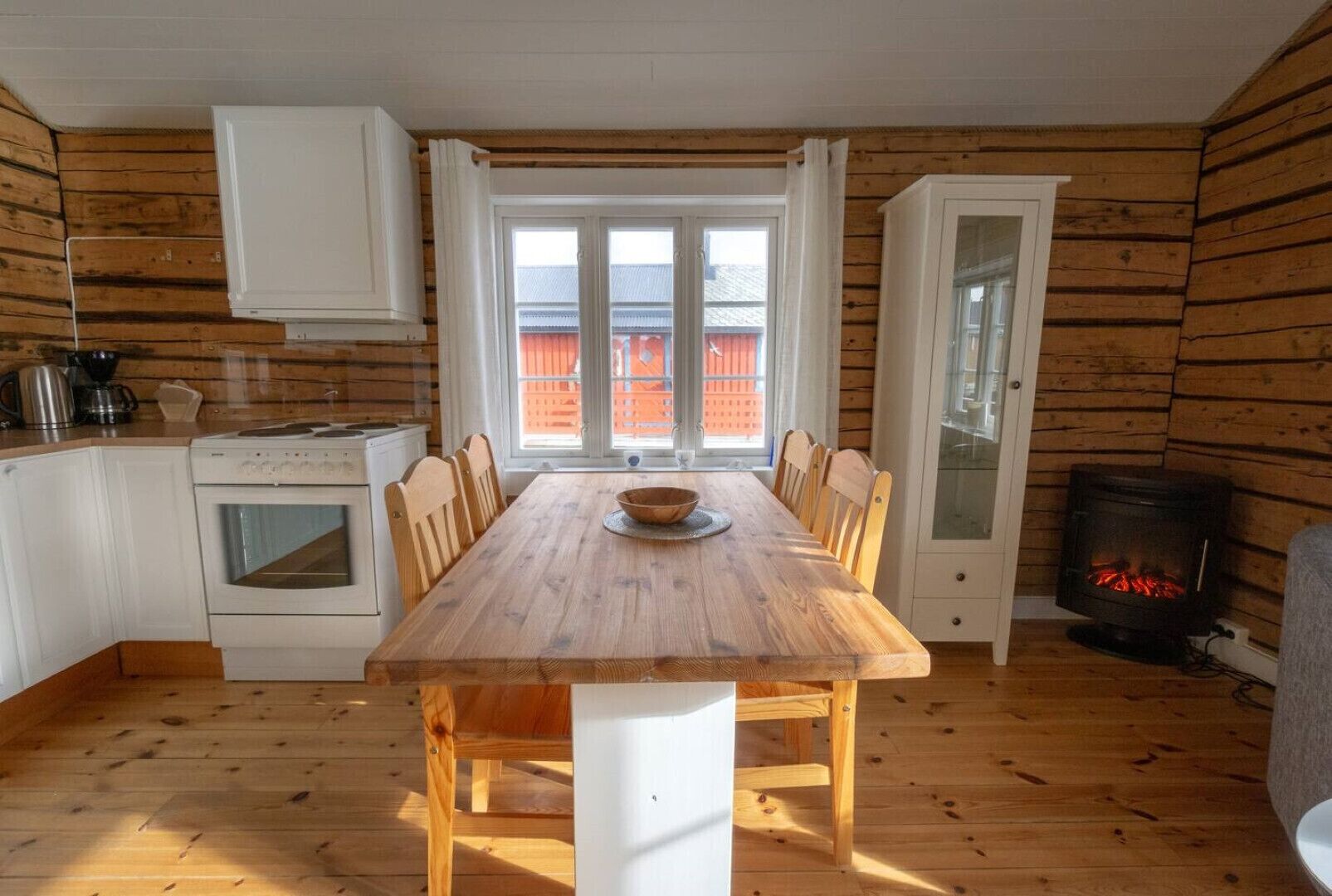 Kjøleskap, ovn, kaffetrakter/tekoker og vannkoker
