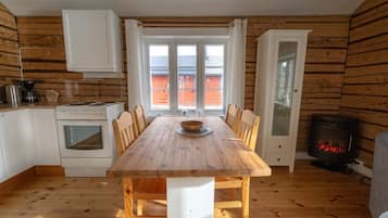 Kjøleskap, ovn, kaffetrakter/tekoker og vannkoker