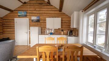 Fridge, oven, coffee/tea maker, electric kettle
