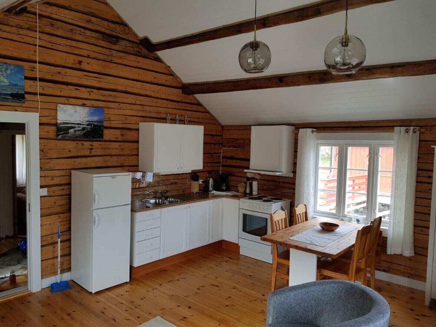 Kjøleskap, ovn, kaffetrakter/tekoker og vannkoker
