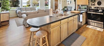Lakefront living at its best—private dock, kayaks, firepit, and a beautifully updated cottage just moments from the Wine Trail.