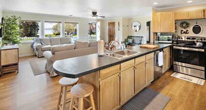 Lakefront living at its best—private dock, kayaks, firepit, and a beautifully updated cottage just moments from the Wine Trail.