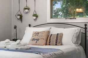 3 bedrooms, iron/ironing board, free WiFi, bed sheets - Lakefront living at its best—private dock, kayaks, firepit, and a beautifully updated cottage just moments from the Wine Trail. (Lodi)