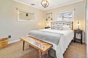 3 bedrooms, iron/ironing board, free WiFi, bed sheets - Lakefront living at its best—private dock, kayaks, firepit, and a beautifully updated cottage just moments from the Wine Trail. (Lodi)