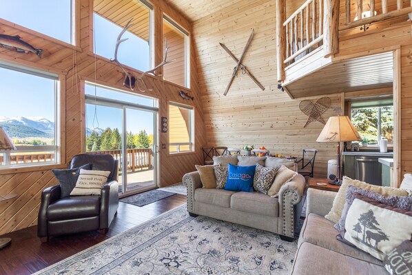 Smart-tv, een open haard, een dvd-speler en een filmbibliotheek