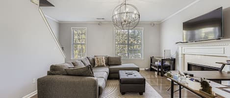 Télévision, cheminée, espaces bureaux