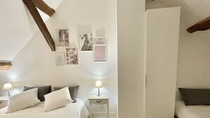 A bedroom with a bed, bedside tables, and a wardrobe. - Chambre Triple Avec Salle de Bains Privative à 10 Minutes de Disneyland Paris (Couilly-Pont-aux-Dames)