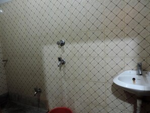 Chambre Standard double | Salle de bain | Douche, douche cascade, serviettes fournies, savon