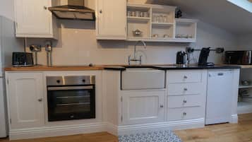 Dishwasher, electric kettle, toaster, cookware/dishes/utensils