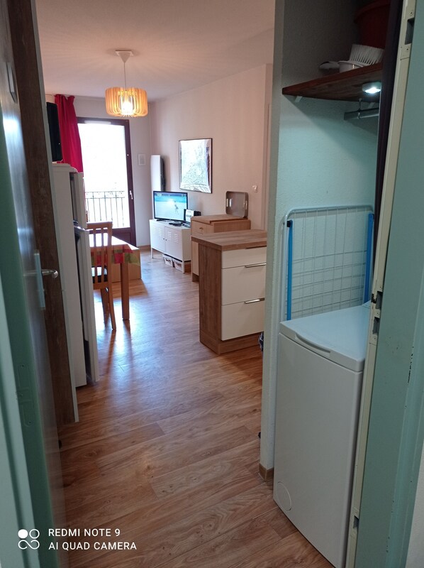 Una cocina moderna con armarios de madera, horno empotrado y refrigerador.