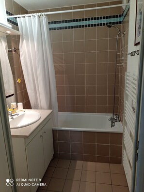 Hair dryer, soap, toilet paper - Appartement. Dans un Parc. A 5 Minutes à Pied du Centre Ville. Idéal Curistes (Bagnères-de-Luchon)