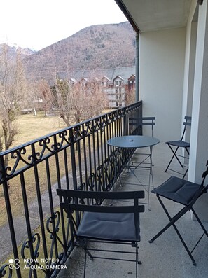 Outdoor dining - Appartement. Dans un Parc. A 5 Minutes à Pied du Centre Ville. Idéal Curistes (Bagnères-de-Luchon)
