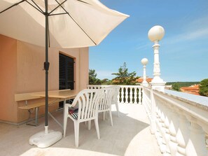 Outdoor dining - Holiday apartment with air conditioning (Banjole)