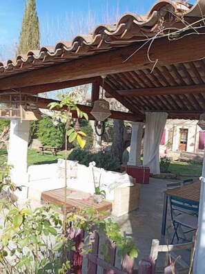 Outdoor dining - Maison Avec Piscine et Patio (Cavaillon)