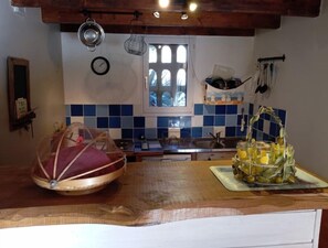 Kjøleskap, mikrobølgeovn, kokeplater og oppvaskmaskin