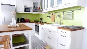 Réfrigérateur, micro-ondes, four, cafetière/bouilloire
