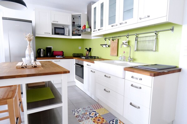 Réfrigérateur, micro-ondes, four, cafetière/bouilloire