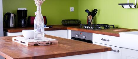 Réfrigérateur, micro-ondes, four, cafetiÚre/bouilloire