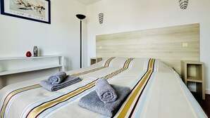 2 slaapkamers, een strijkplank/strijkijzer, gratis wifi, beddengoed
