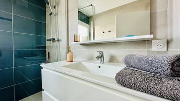 Shower, hair dryer, towels