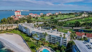 Un resort con varias edificaciones, una zona de piscina y una playa.