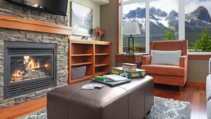 Smart TV, fireplace, video games - Lavish Mountain Condo - Amazing Views! (Canmore)