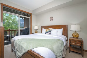 1 dormitorio, escritorio, tabla de planchar con plancha y cuna de viaje