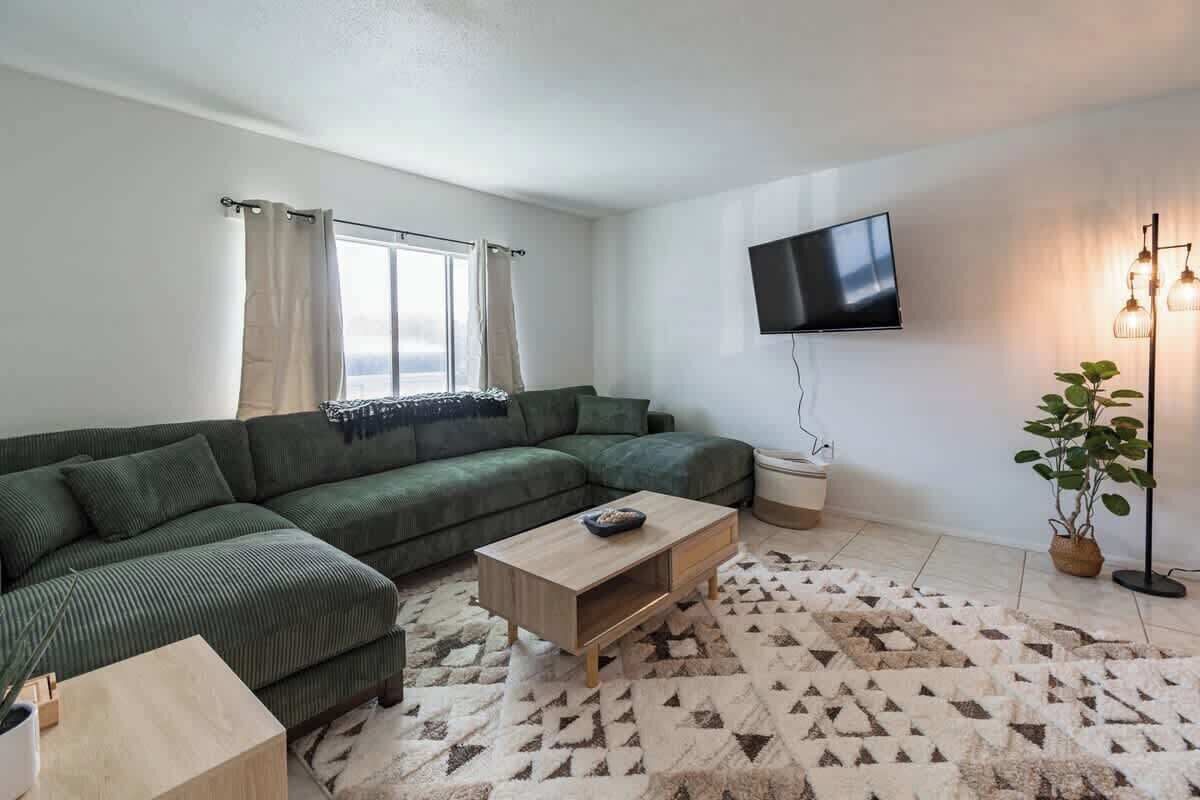 Una televisión, una oficina