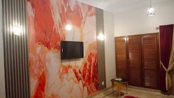 Caja de seguridad en la habitación y escritorio